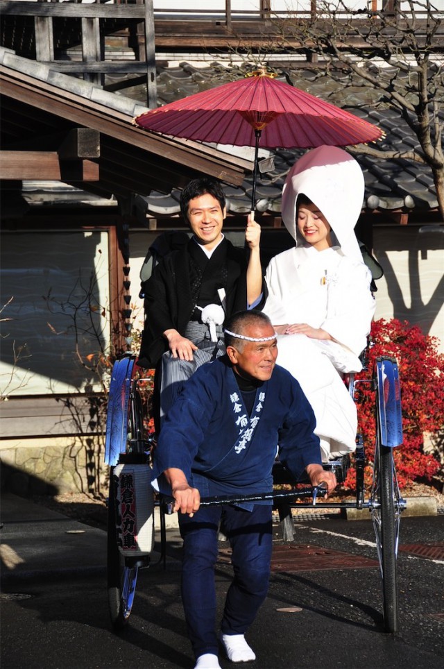 鎌倉ブライダル　結婚式、披露宴会場を人力車で