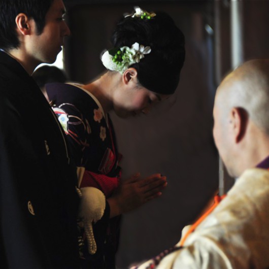 仏前に感謝を捧げ、結婚の報告をします